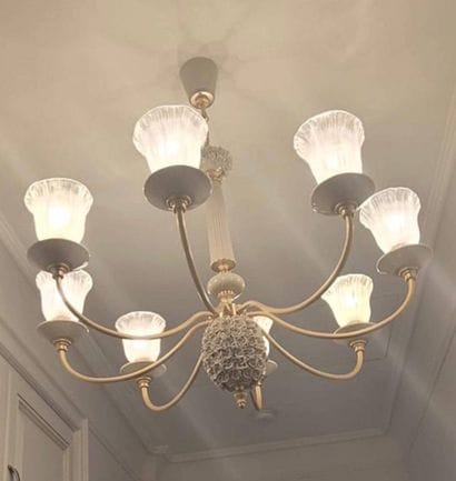 THE PORCELAIN
Chandelier with eight lights...