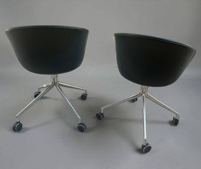 HAY
Paire de fauteuils sur roulettes à coque...