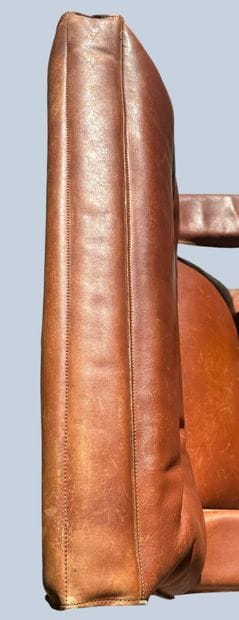 Fauteuil en cuir et structure en bois 
Travail...