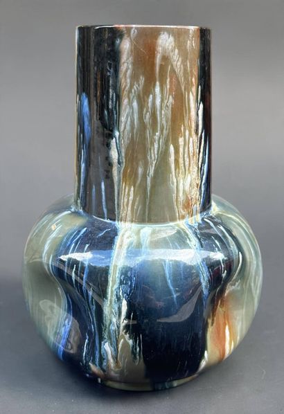 Vase en céramique émaillée à panse aplatie...