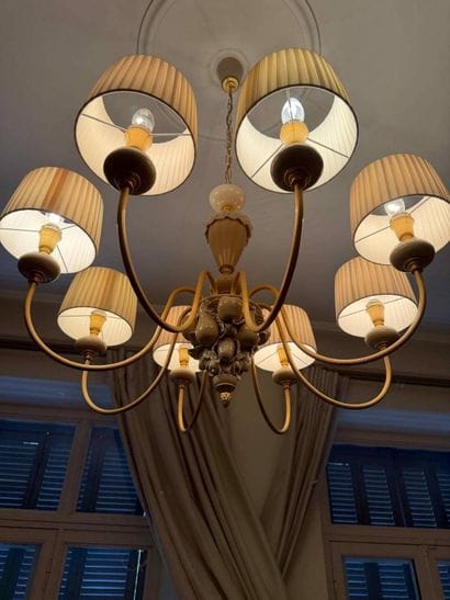PORCELAIN
Eight-light chandelier with a porcelain...