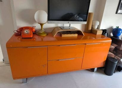 Enfilade orange, deux portes et deux tiroirs
Travail...