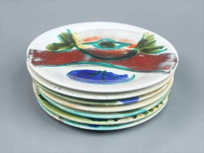 Série de 7 assiettes en faïence émaillée...