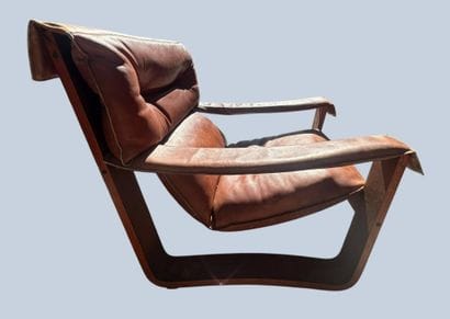 Fauteuil en cuir et structure en bois 
Travail...