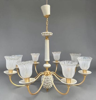 THE PORCELAIN
Chandelier with eight lights...