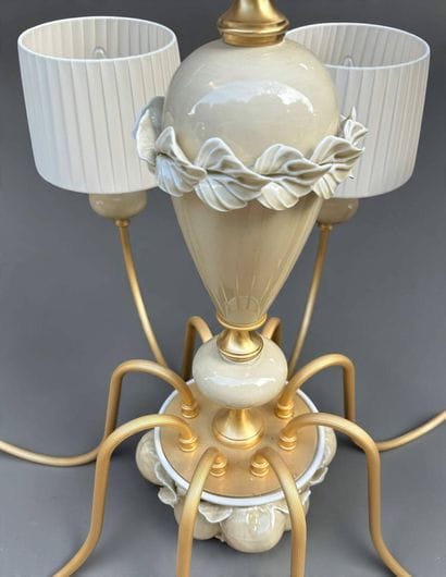 PORCELAIN
Eight-light chandelier with a porcelain...