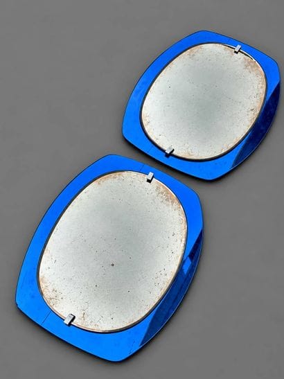 VECA ITALIA. 
Paire de miroirs en verre bleu...