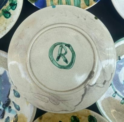 Série de 7 assiettes en faïence émaillée...