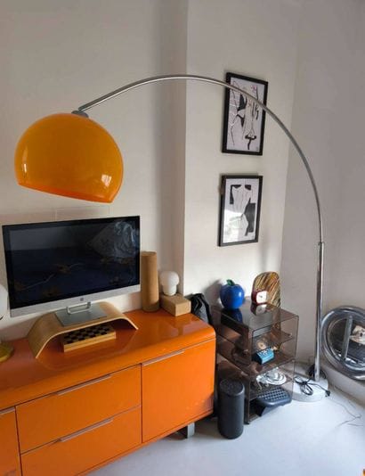Enfilade orange, deux portes et deux tiroirs
Travail...