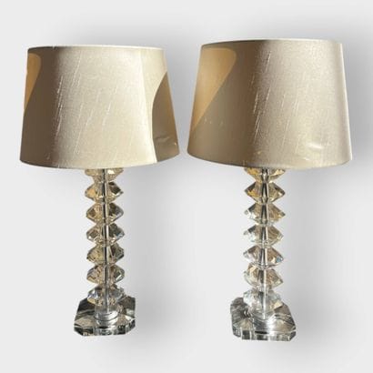 Paire de lampes à fût en plexiglas diamanté
H...