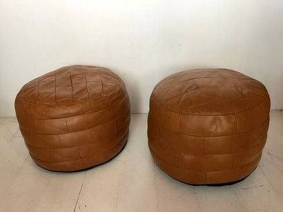 Dans le goût de DE SEDE
Paire de poufs en...