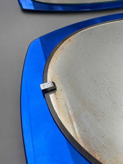 VECA ITALIA. 
Paire de miroirs en verre bleu...