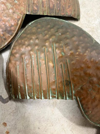 Paire de coqs en cuivre repoussé
H : 37 cm...