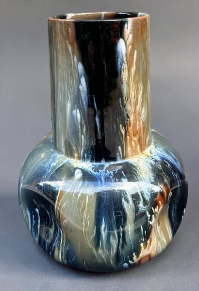 Vase en céramique émaillée à panse aplatie...