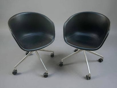 HAY
Paire de fauteuils sur roulettes à coque...