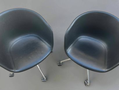HAY
Paire de fauteuils sur roulettes à coque...