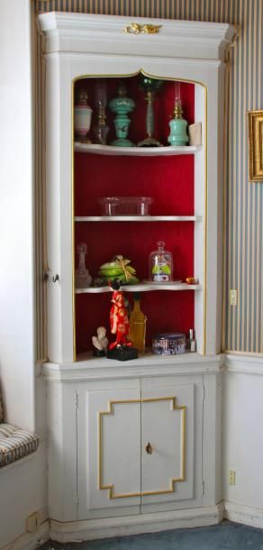 Eléments de boiserie Une paire d'encoignures...