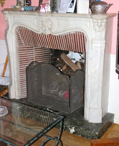 Une cheminée en marbre de Carrare à décor...