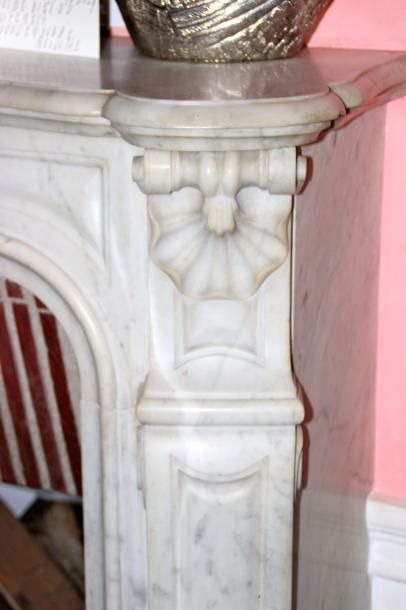 Une cheminée en marbre de Carrare à décor...