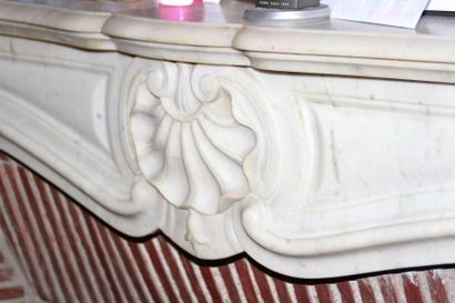 Une cheminée en marbre de Carrare à décor...