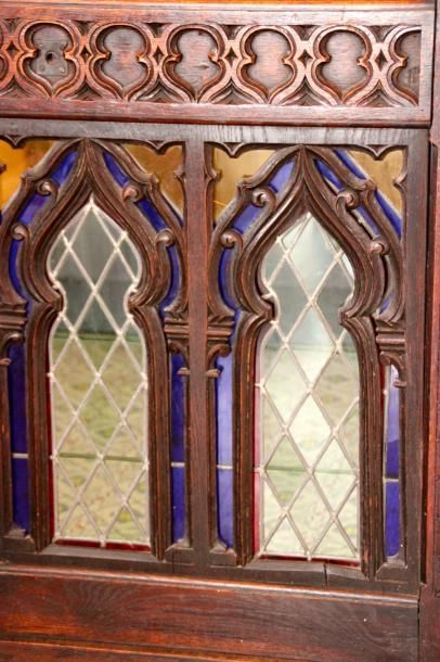 Une paire de portes en chêne à décor gothique...