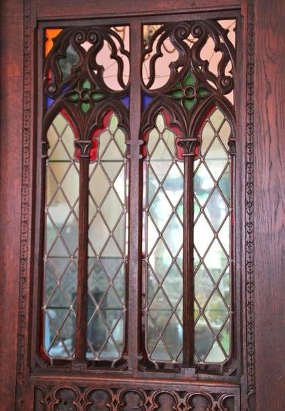 Une paire de portes en chêne à décor gothique...