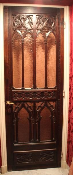 Une paire de portes en chêne à décor gothique...