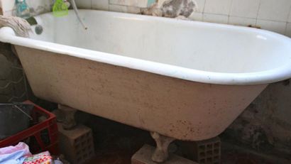 Une baignoire sabot. Longueur: 170 cm