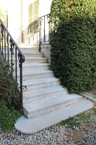 Escalier d'entrée: - 7 marches 150 x 30 cm...