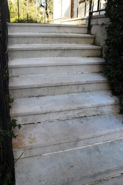 Escalier d'entrée: - 7 marches 150 x 30 cm...
