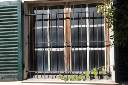 Lot de cinq grilles de fenêtre en fer fo...