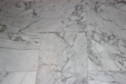 20m2 Environ de carreaux en marbre blanc...