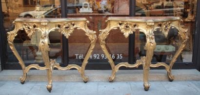 Paire de consoles en bois sculpté et doré...