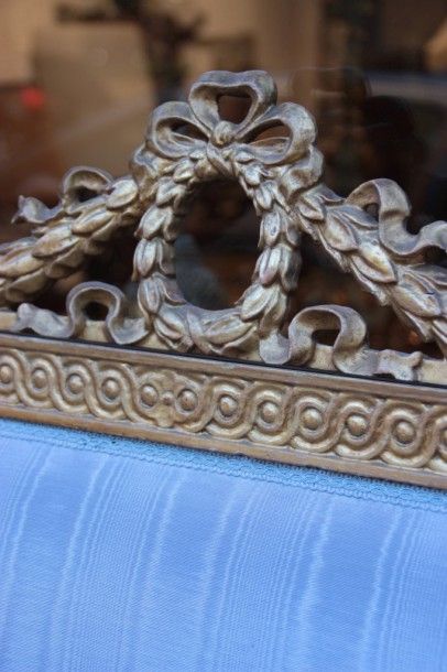 Paire de lits en bois sculpté et doré à décor...