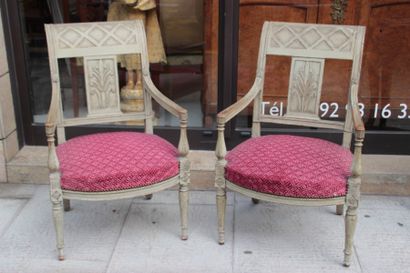 Paire de fauteuils à motif de croisillons...