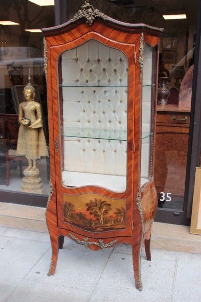 Vitrine en bois de placage et scènes de paysages...