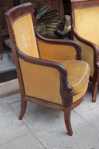 Importante console en bois richement sculpté...