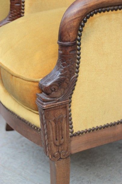 Importante console en bois richement sculpté...