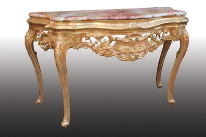 Importante console en bois richement sculpté...