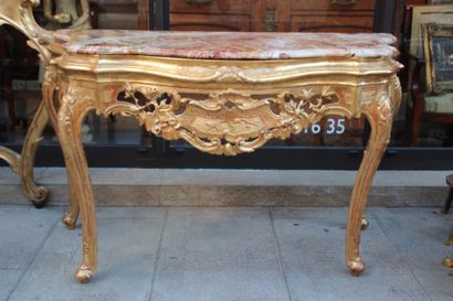 Importante console en bois richement sculpté...