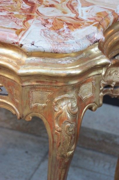 Importante console en bois richement sculpté...