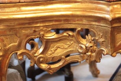 Importante console en bois richement sculpté...