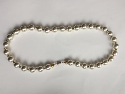 ANONYME

Collier composé de grosses 

perles...