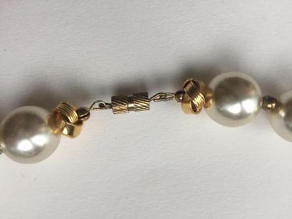 ANONYME

Collier composé de grosses 

perles...