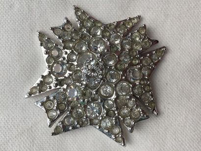 CHANEL

Imposante broche « Etoile » en

métal...