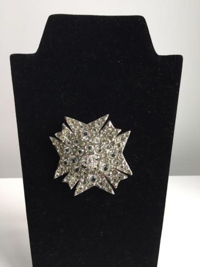 CHANEL

Imposante broche « Etoile » en

métal...