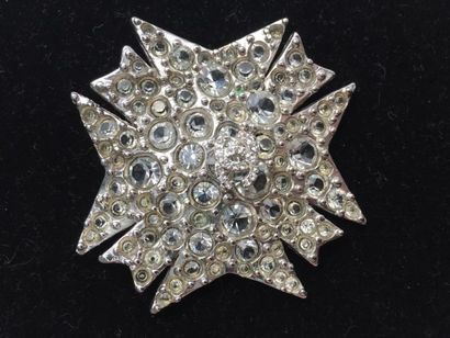 CHANEL

Imposante broche « Etoile » en

métal...