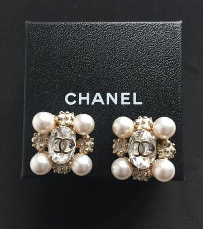 CHANEL

Paire de boucles d'oreilles clips

en...