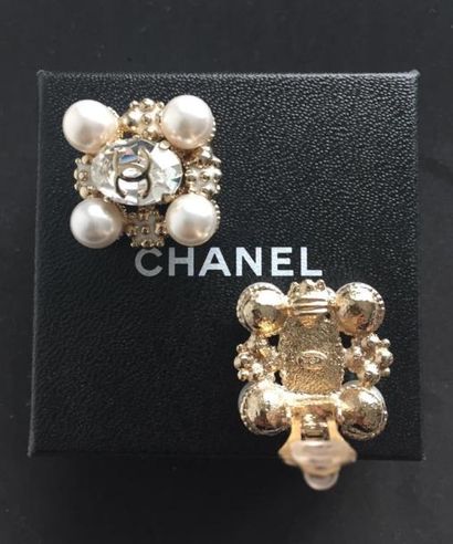 CHANEL

Paire de boucles d'oreilles clips

en...