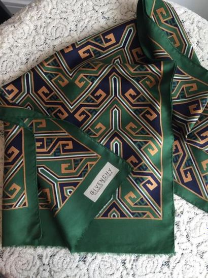 GIVENCHY

Echarpe en soie verte à dessins

géométriques...